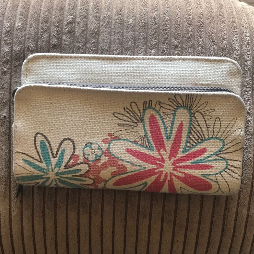 Thirty One Wallet roomy and cute